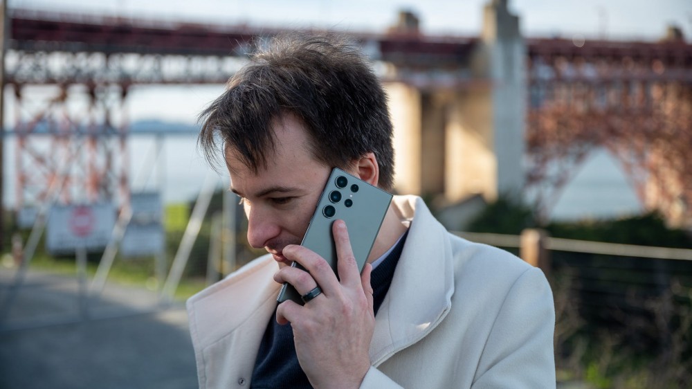 Person holding the Samsung Galaxy S23 Ultra in Green and taking a phone call