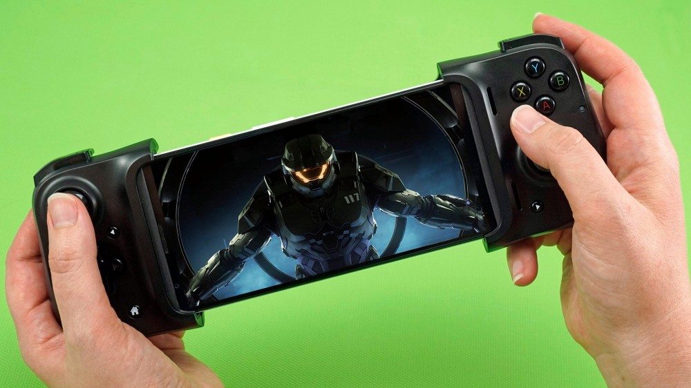 Xbox Cloud Gaming on a phone with an attached gamepad.